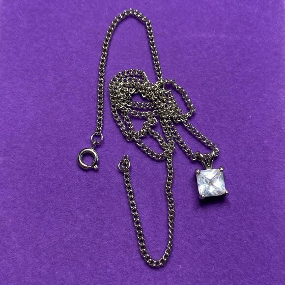 💛 Classic Stainless Steel Princess Cut Crystal Solitaire Necklace - Picture 4 of 7